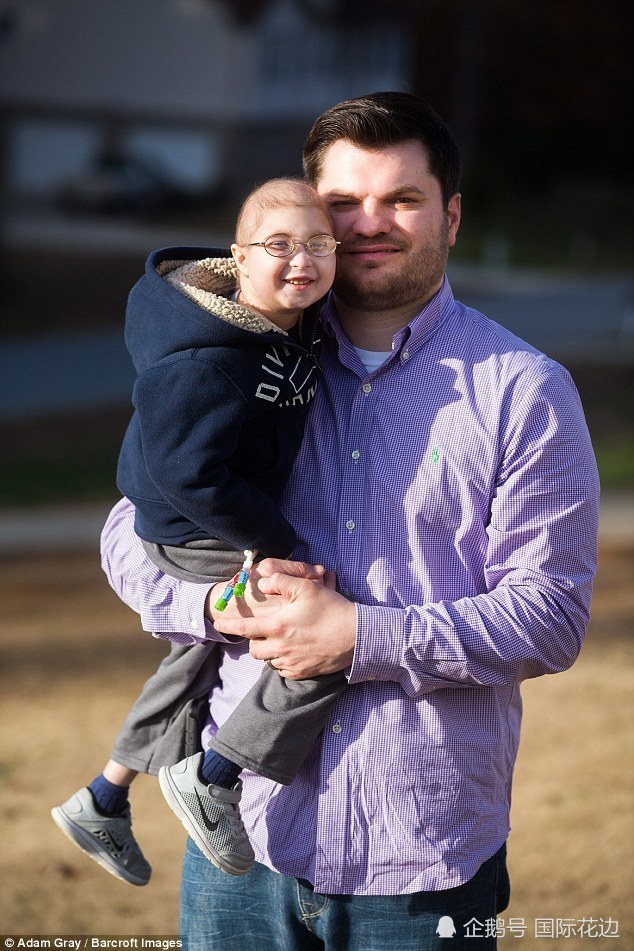 8岁男孩身高仅90厘米体重20斤,只能穿两三岁