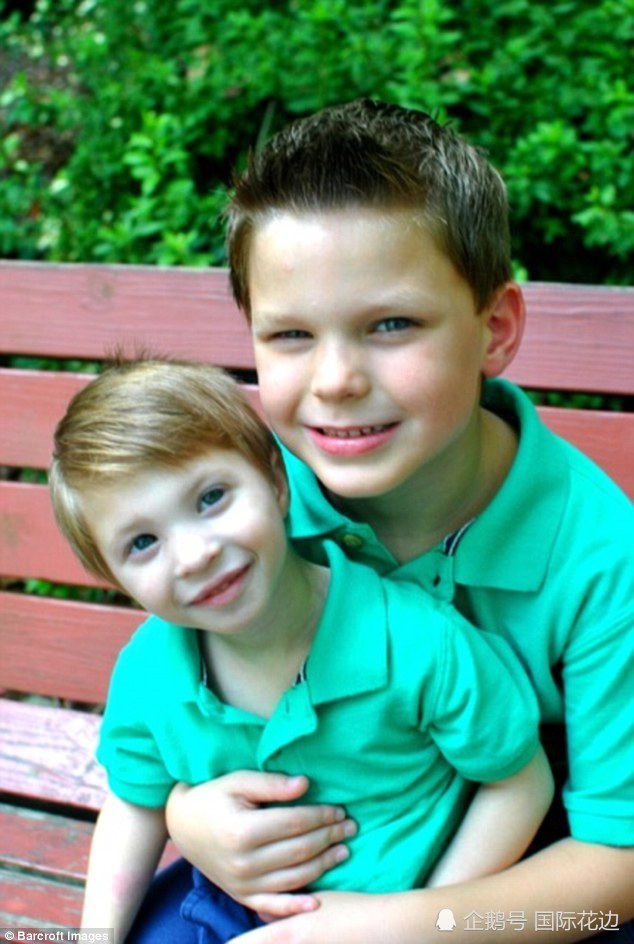 8岁男孩身高仅90厘米体重20斤,只能穿两三岁