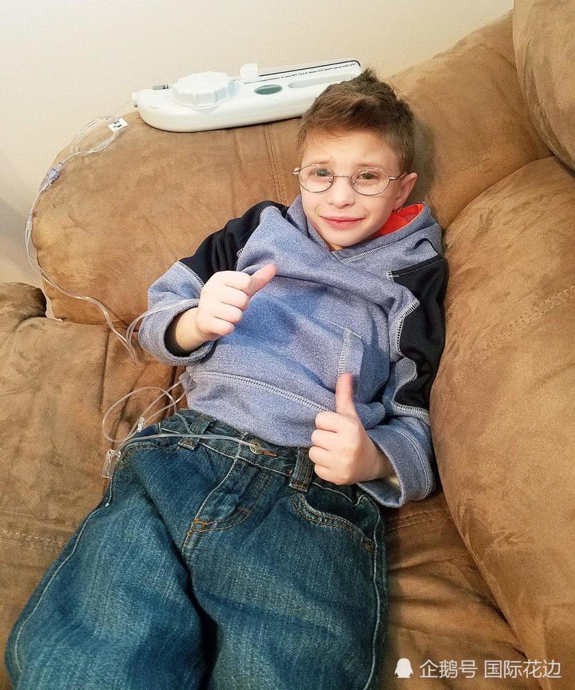 8岁男孩身高仅90厘米体重20斤,只能穿两三岁