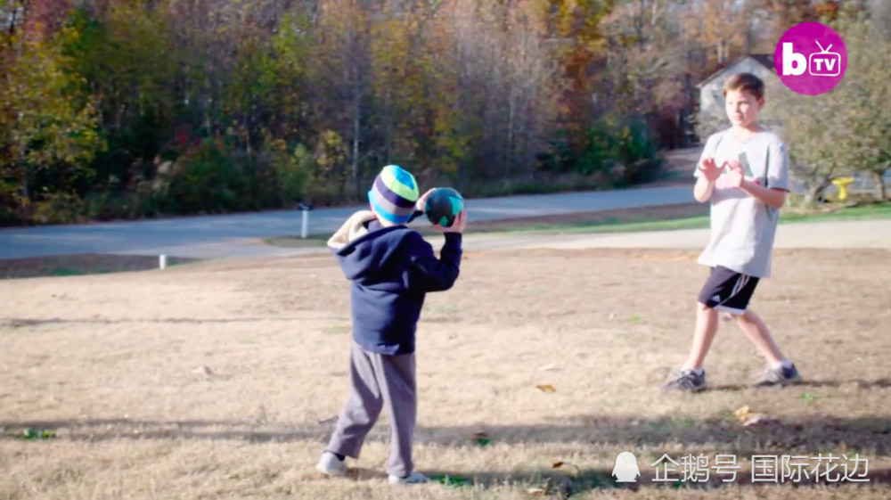 8岁男孩身高仅90厘米体重20斤,只能穿两三岁