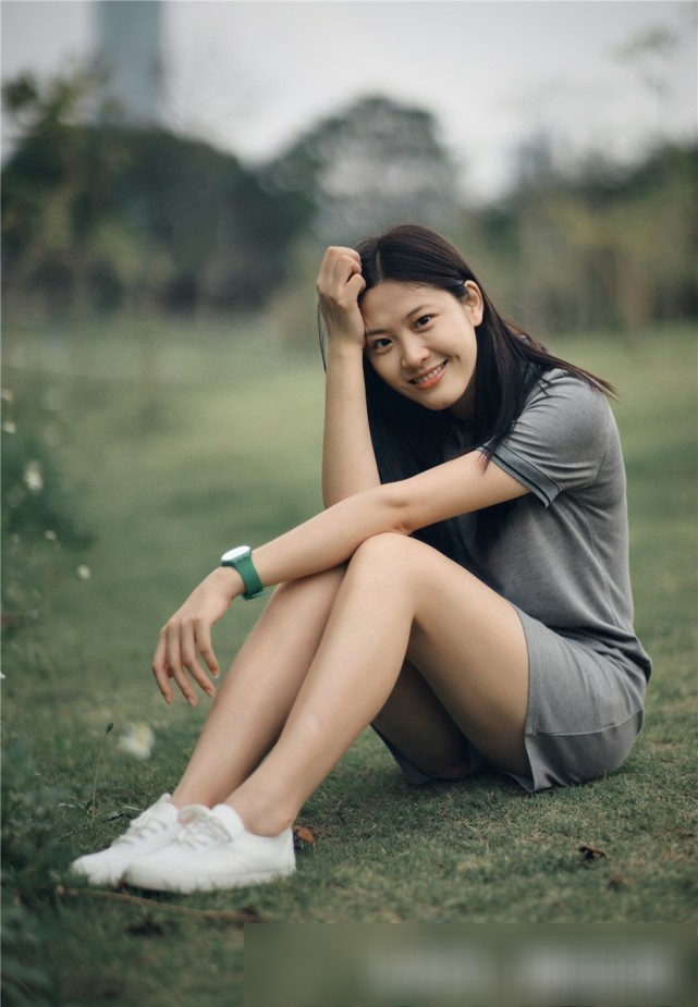 人像拍摄:夏日绿草如茵 女大学生巧笑倩兮