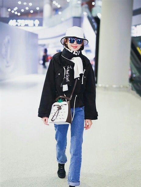 娜扎现身机场不爱张翰爱粉丝,与粉丝互动笑容