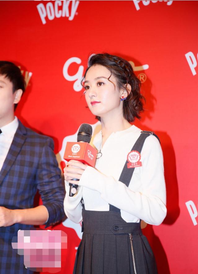 赵丽颖参加活动,颖宝穿背带裙卖萌酷似初中生