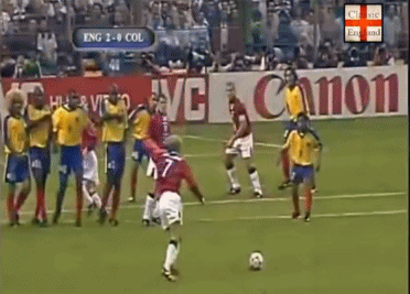 贝克汉姆打进了65个任意球,划破长空的圆月弯刀不知曾让多少足球少年