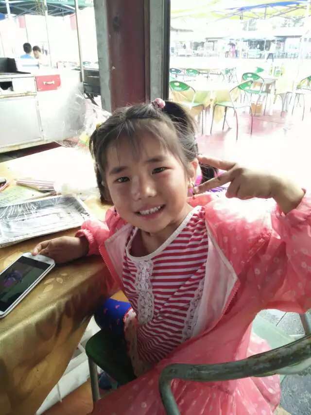 儿病亡夫患癌 女子工地扛6米钢管为血液病女儿