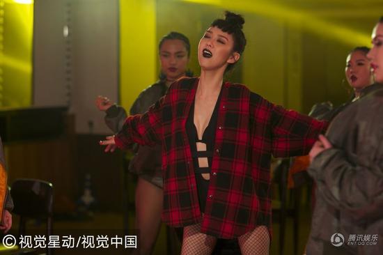 深V泳装配渔网丝袜,竟然是她!