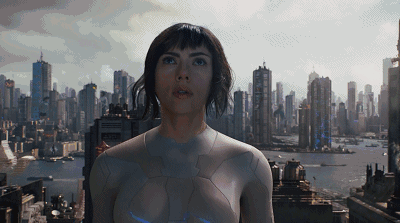 2017年,主演的科幻巨制《攻壳机动队》上映.