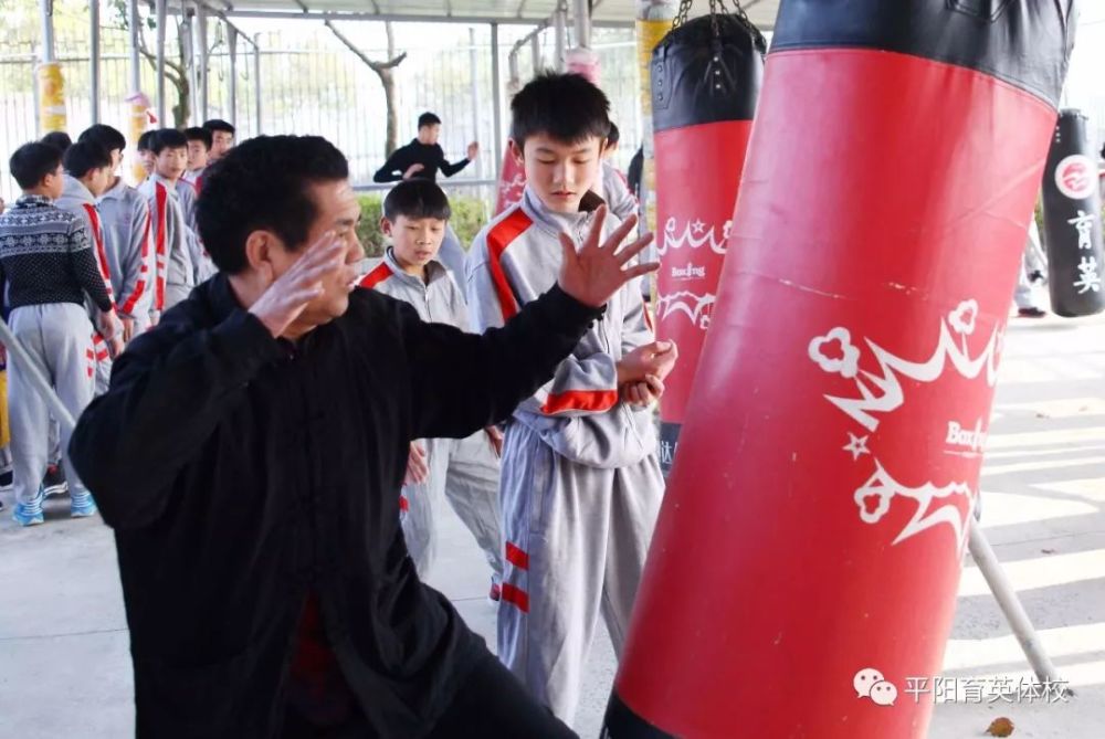 年近七旬的谢孝财先生靠近一根铁柱,讲解,示范南派桩功的练习要领.