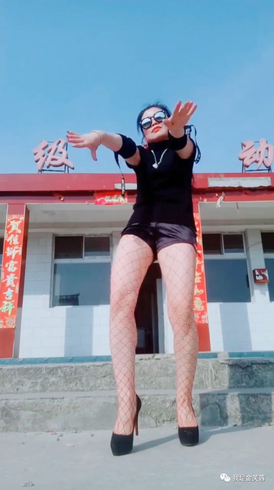 金芙蓉广场舞之最新拍的舞蹈照片二,你喜欢的记得表示