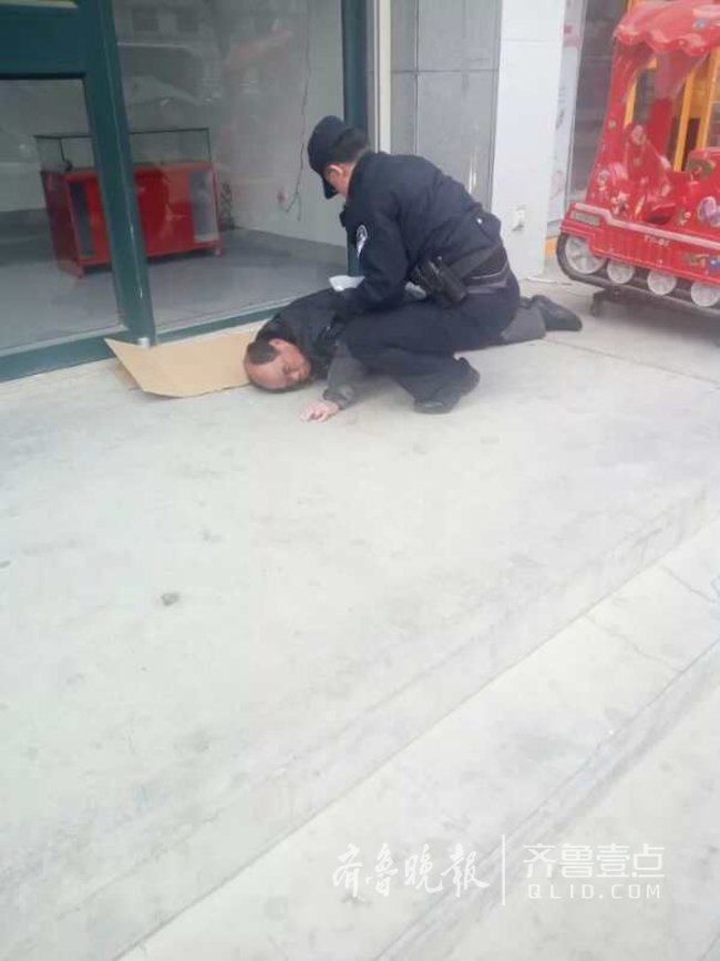 济南6旬男子醉酒躺卧街头昏迷,满身酒气手部摔破