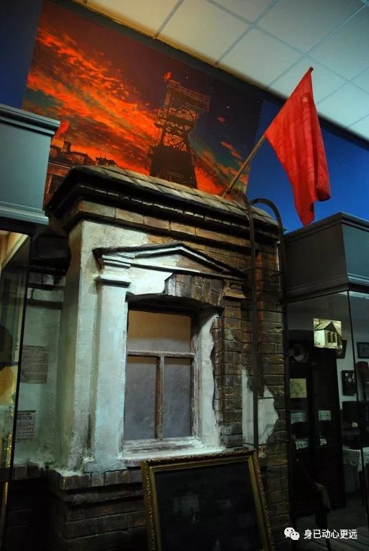 小说中的场景:谢廖沙把红旗插在房顶庆祝五一国际劳动节