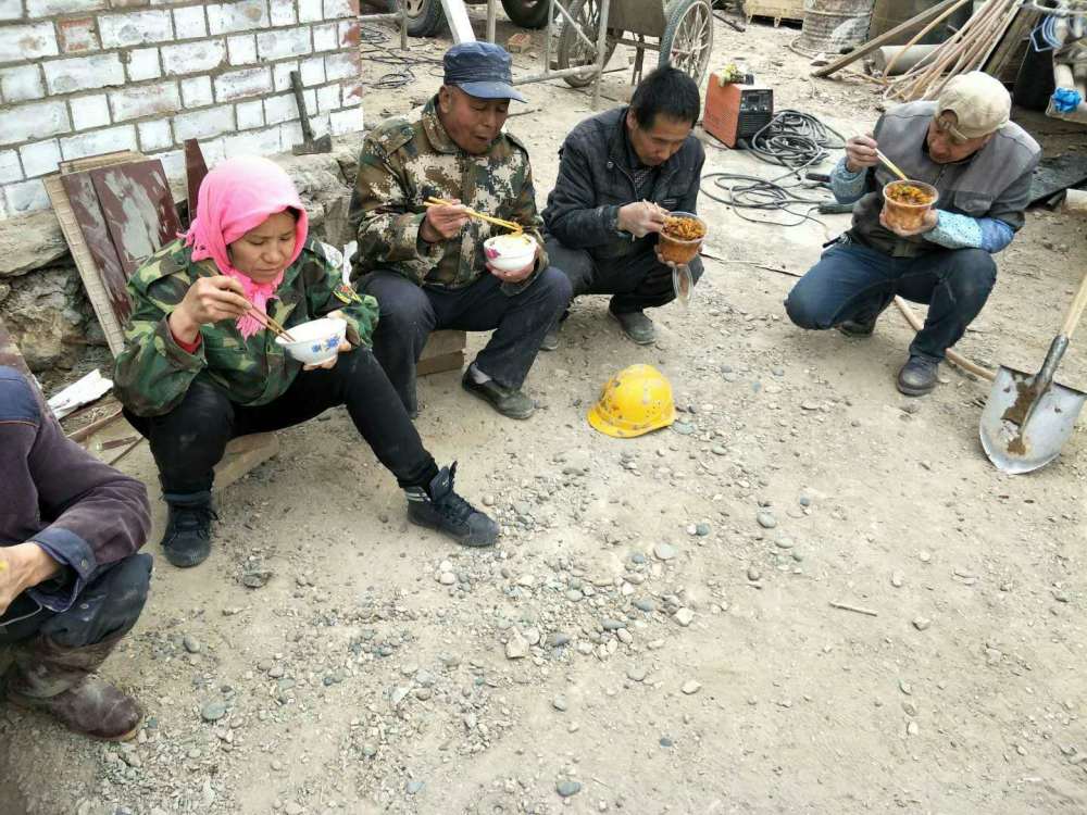 儿病亡夫患癌 女子工地扛6米钢管为血液病女儿