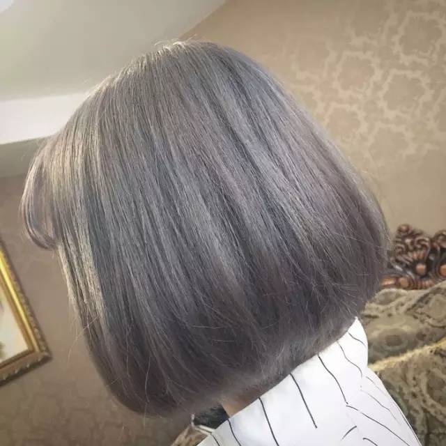 milky lavender的染色像浅紫色和银色的综合,这款染发的魅力在神秘又
