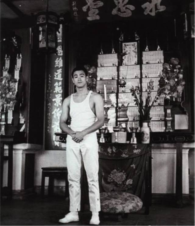 叶问和李小龙,叶问确实有一代宗师的风范