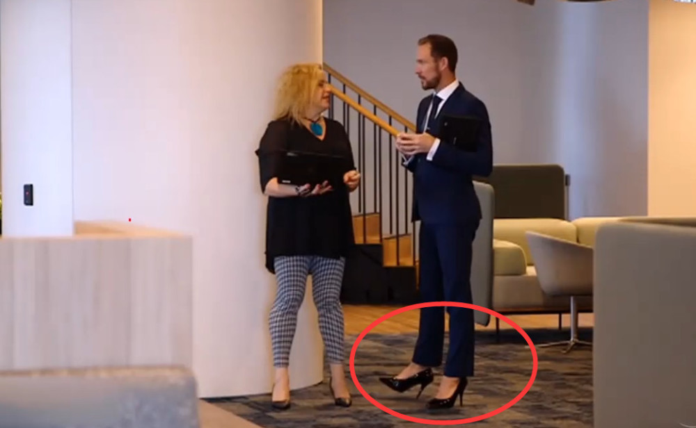 男子每天穿女式高跟鞋上班,走的真溜