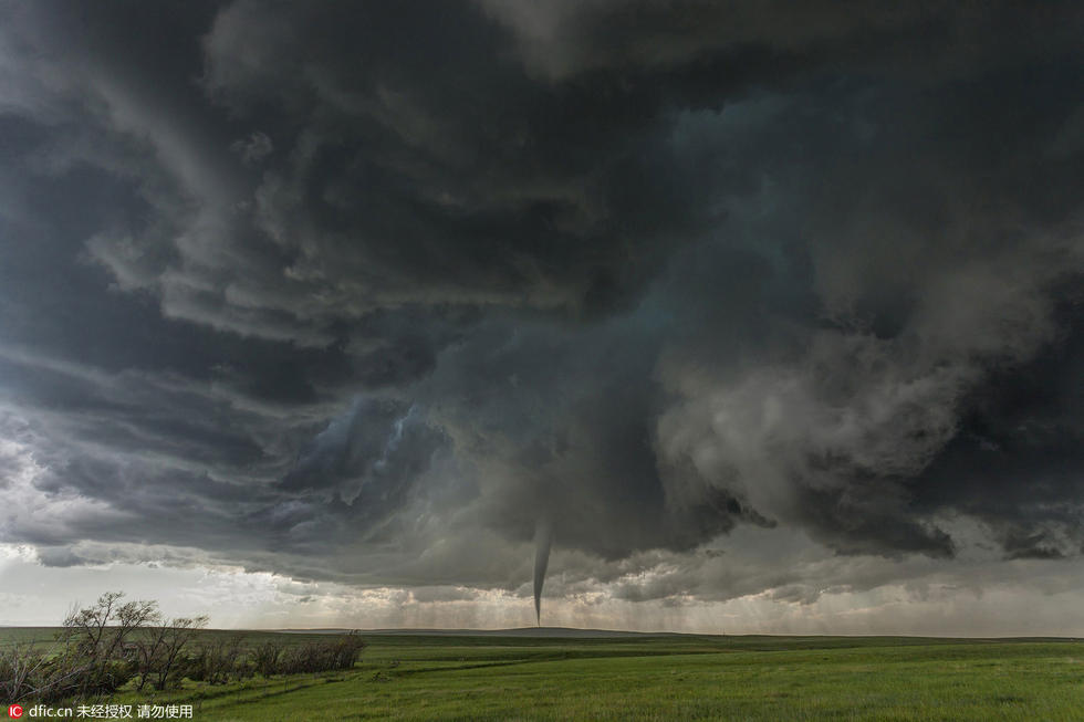 摄影师拍摄惊险风暴 昏天暗地如末日_腾讯网触屏版