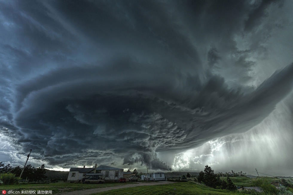 摄影师拍摄惊险风暴 昏天暗地如末日_腾讯网触屏版