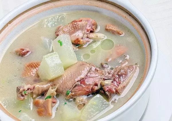 冬瓜薏米老鸭汤具有清热祛湿,消暑去肿,润肠通便,养胃生津的功效.