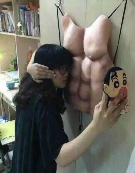搞笑gif:男朋友真讨厌,总是让我欣赏他的腹肌
