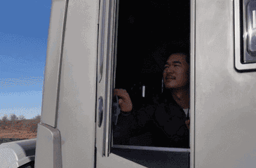 并且还有一个纱窗门,炎热的夏天不仅可以通风,还能防止蚊虫的进入.