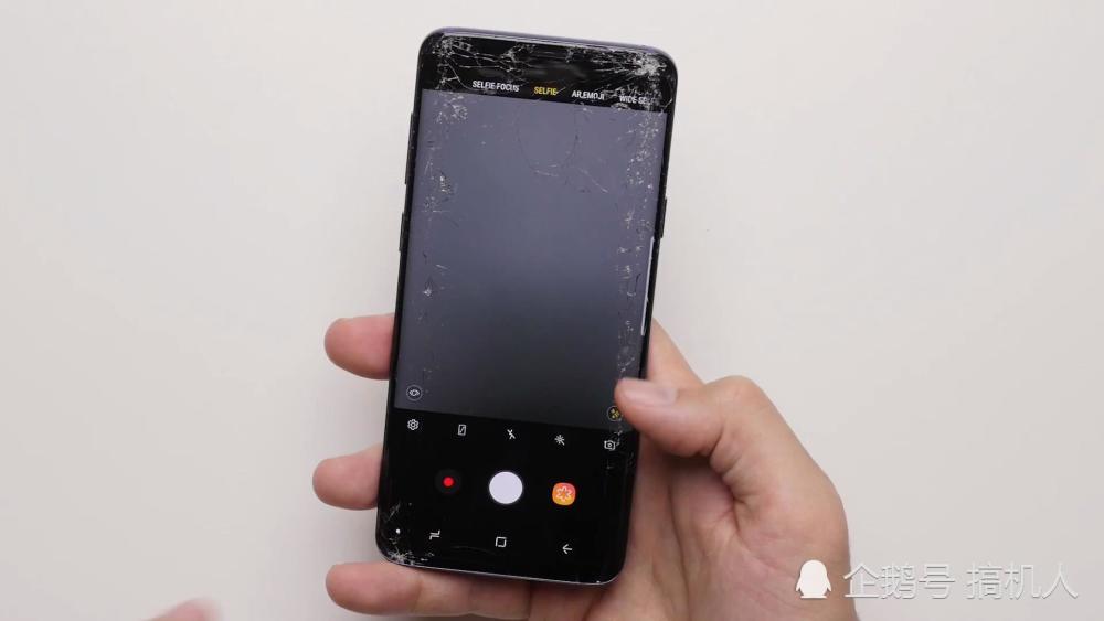 iPhoneX与三星S9+耐摔性对比:不带套摔成这惨