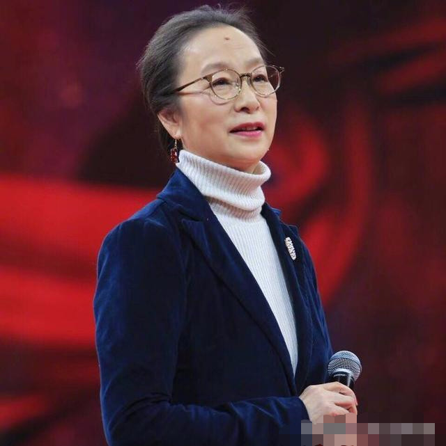 前两天讲了吕中老师,还有一位和吕中齐名的女演员,就是她,奚美娟