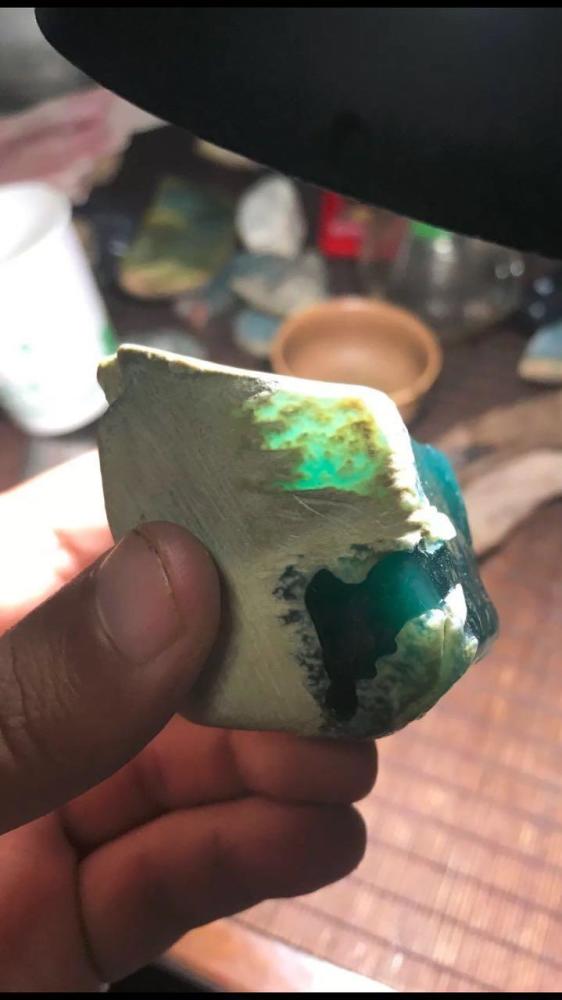 皮壳的重要性，木那水泥皮翡翠原石赌出顶级蓝水料