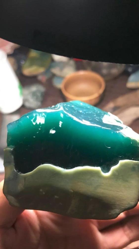 皮壳的重要性，木那水泥皮翡翠原石赌出顶级蓝水料