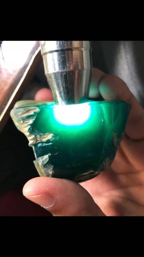 皮壳的重要性，木那水泥皮翡翠原石赌出顶级蓝水料
