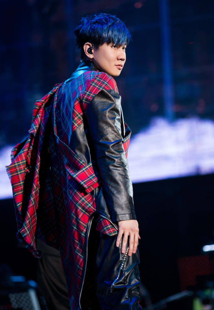 JJ林俊杰演唱会超拼 带病连唱两场还挑战高空