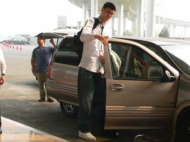 实拍姚明最爱座驾,加大版奔驰商务车,号称陆地a380