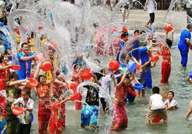 泼水节,即是傣族的"过年",亦称"浴佛节","宋干节";是傣族以及泰族最