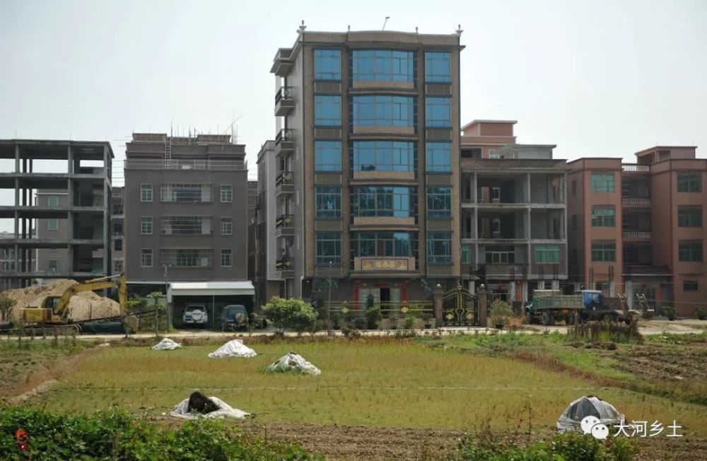 潮汕这地方的农民家家都盖楼,有的盖10层,有的