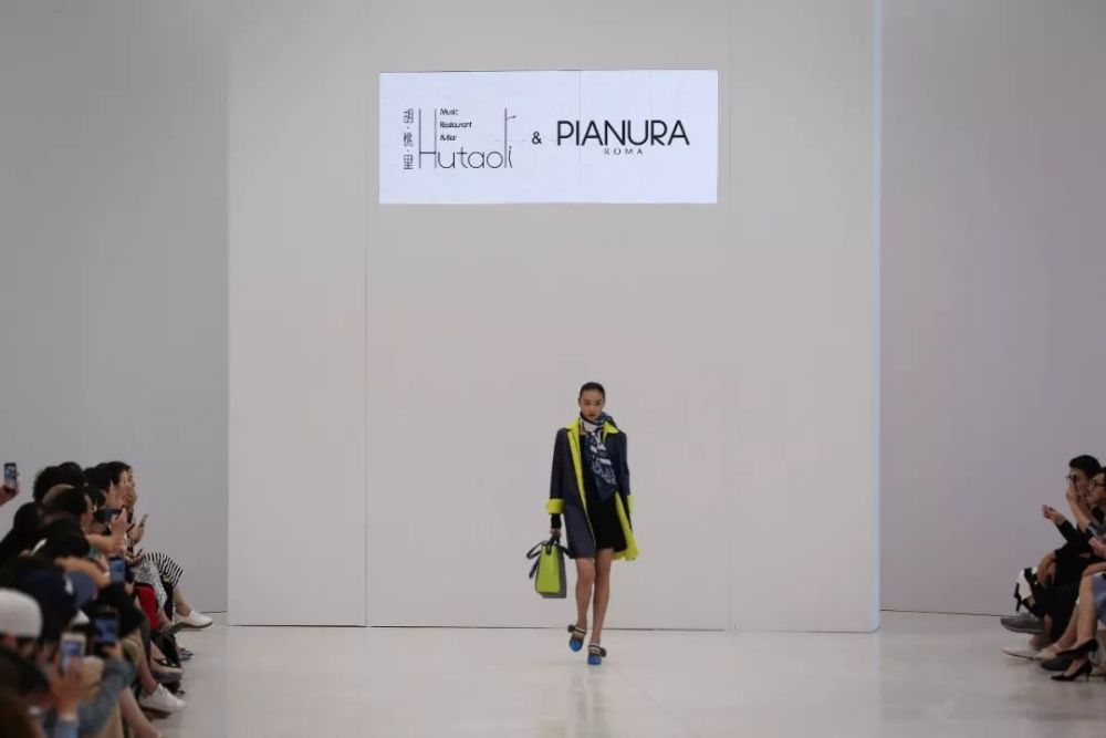 呼吸过度百度云资源,亮相深圳时装周,胡桃里跨