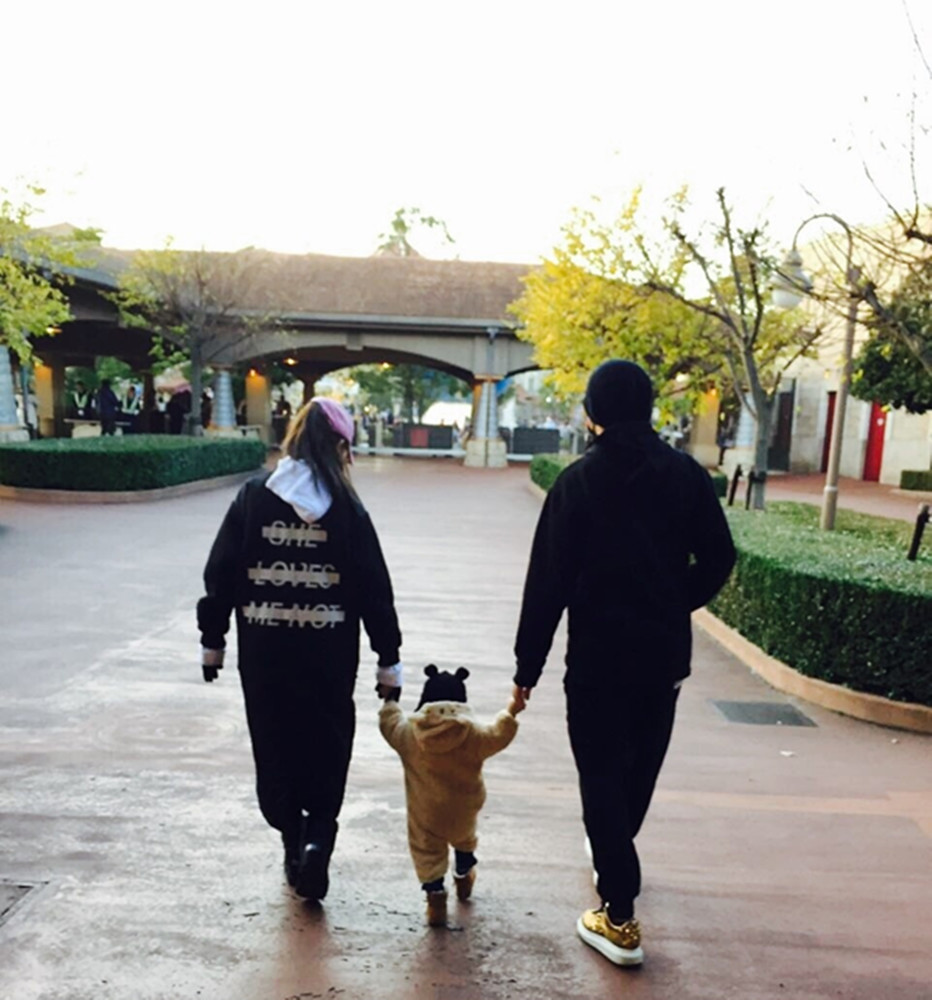 享与女儿小周周的幸福瞬间,不慎曝光的鞋号却