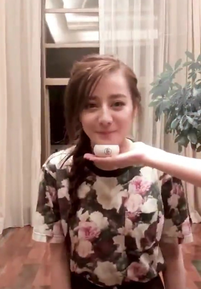 迪丽热巴用茶碗折腾三次下巴,这下脸蛋不输关