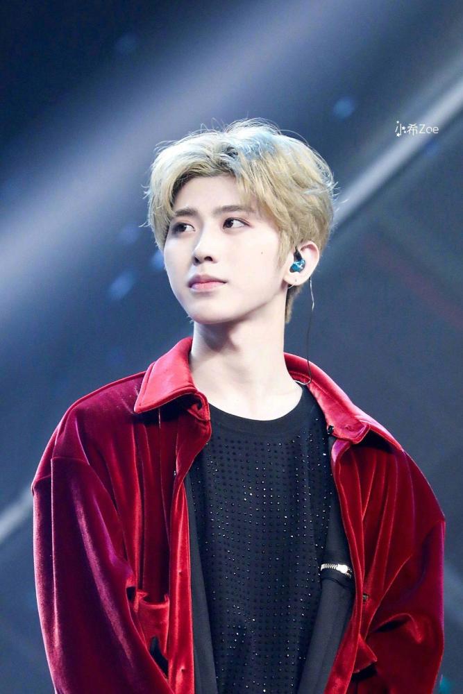 蔡徐坤晒自拍过敏还没好,眼皮上双眼皮贴亮了