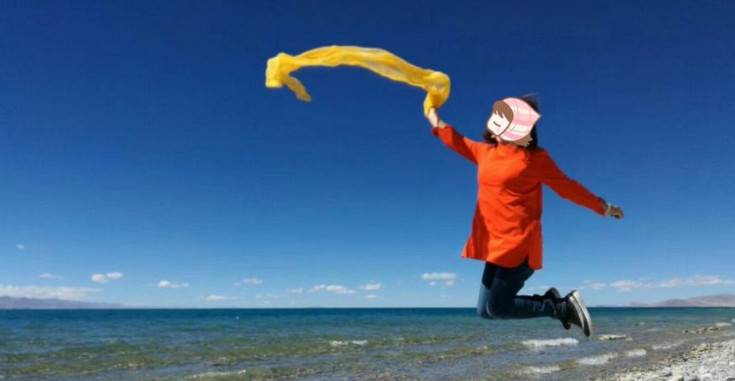 小伙神模仿大妈旅游拍照姿势 炸出一堆80、90