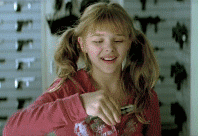 愚人节爆笑gif趣图:小男孩在床上被枕头打翻,妈妈你就