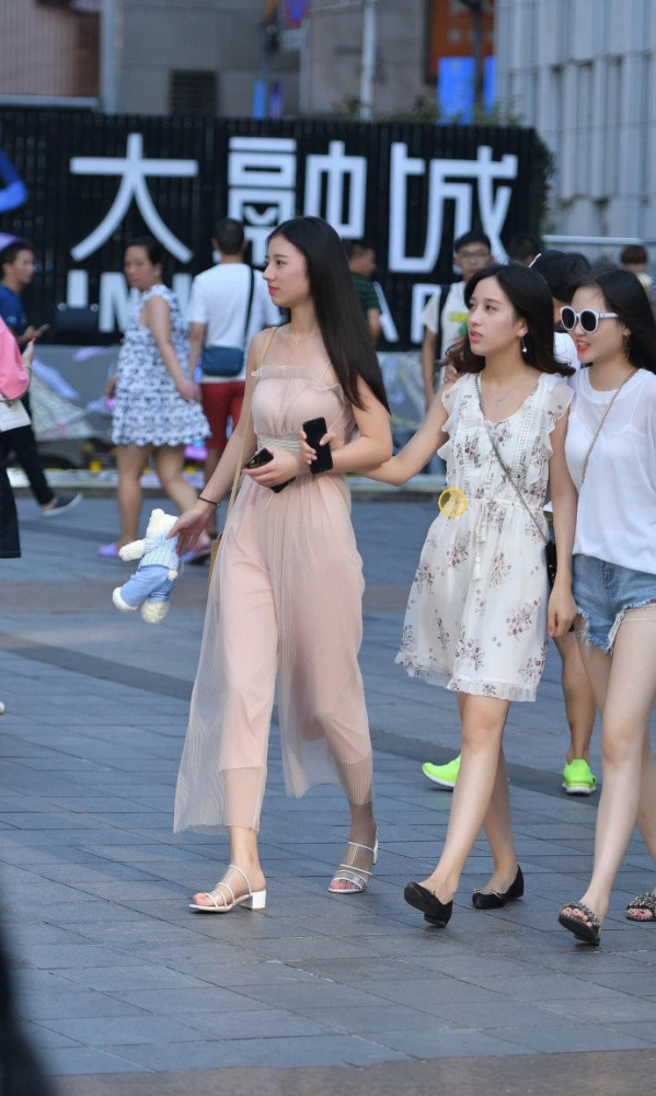 广州街拍:广州街头偶遇这么多美女,图二是你喜欢的类型?