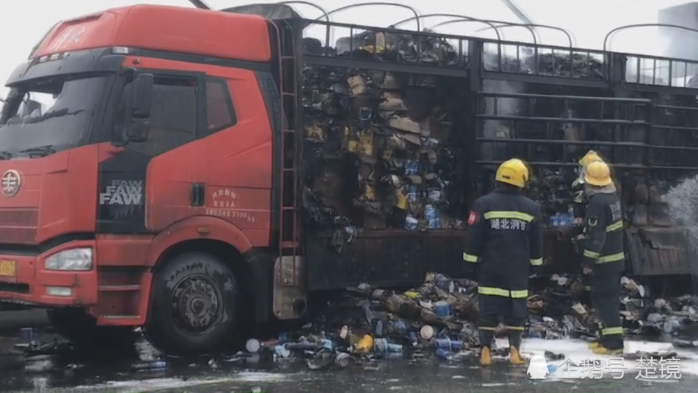湖北一货车大桥上起火爆炸 现场浓烟滚滚