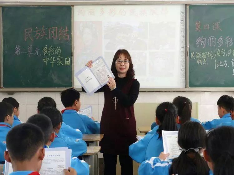 各民族儿女团结友爱,同学习齐进步共成长——墨江县城