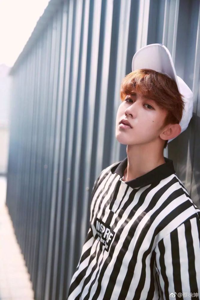 蔡徐坤撞衫了吴亦凡、王俊凯、黄子韬,成为新