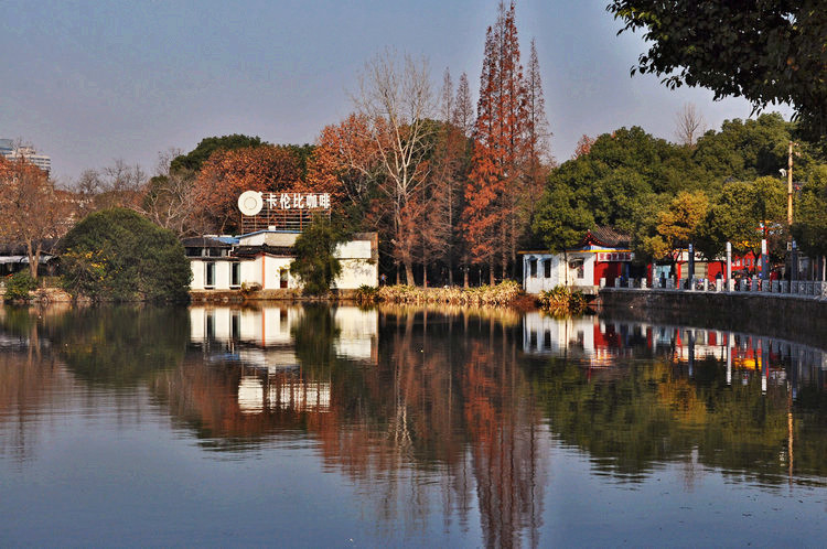 南昌八一公园位于江西省南昌市区中心东湖之中,北临民德路南临中山路