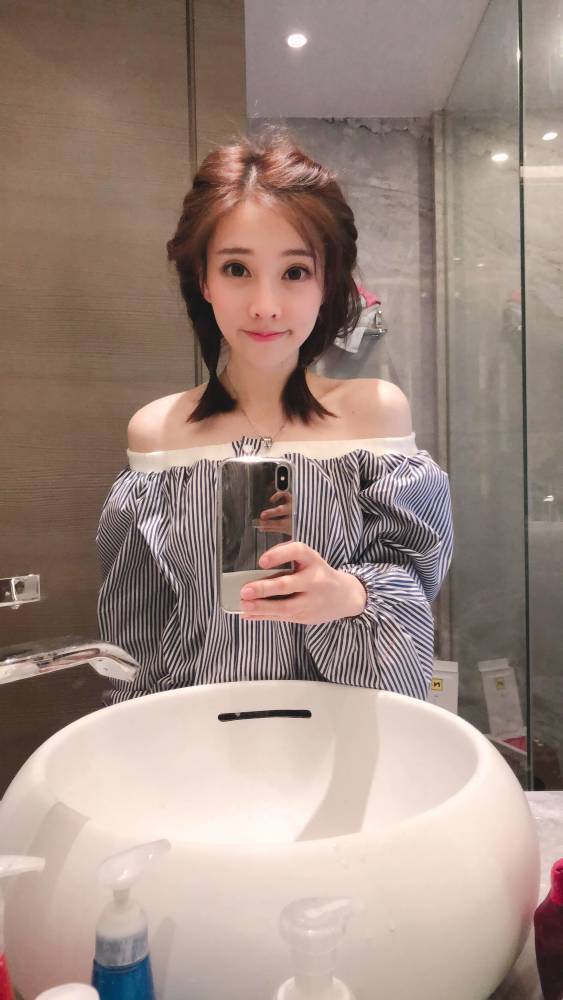 也有粉丝不正经,调侃道:对着屏幕就是吧唧一口.