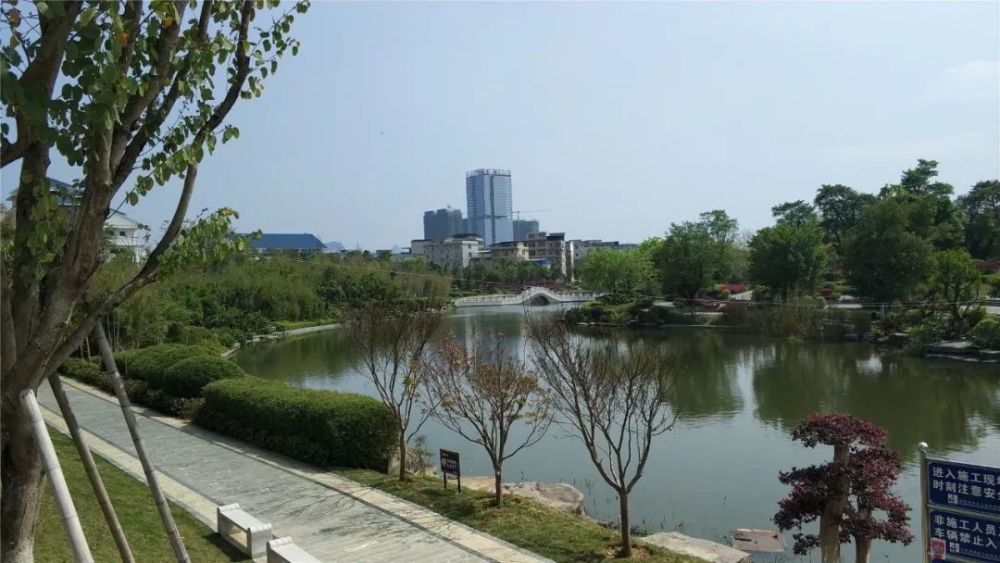 在临桂,我一定带你去市民公园,去看看桂林创业大厦这座市政府大楼