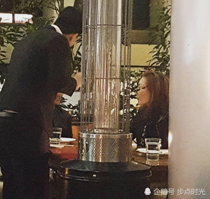 网友香港偶遇张曼玉,戴一副老花镜,亲笔签名迷