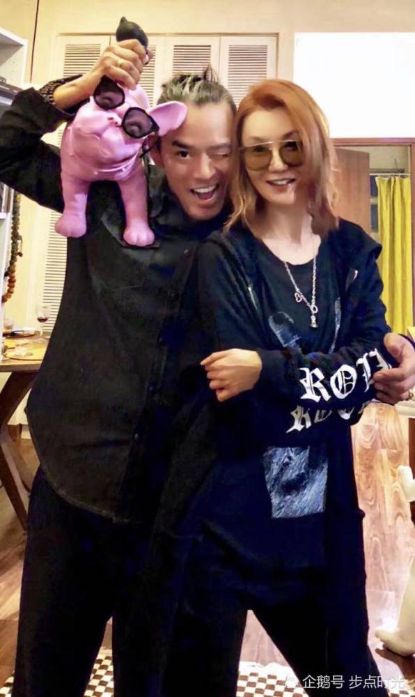 网友香港偶遇张曼玉,戴一副老花镜,亲笔签名迷