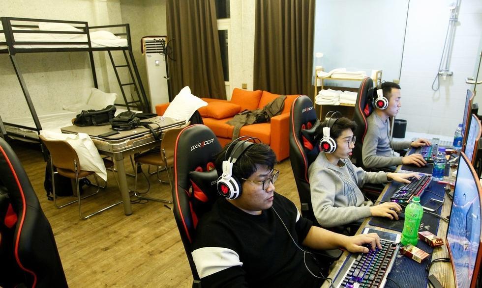 电竞酒店入住河南郑州生意火爆 有人一住就是