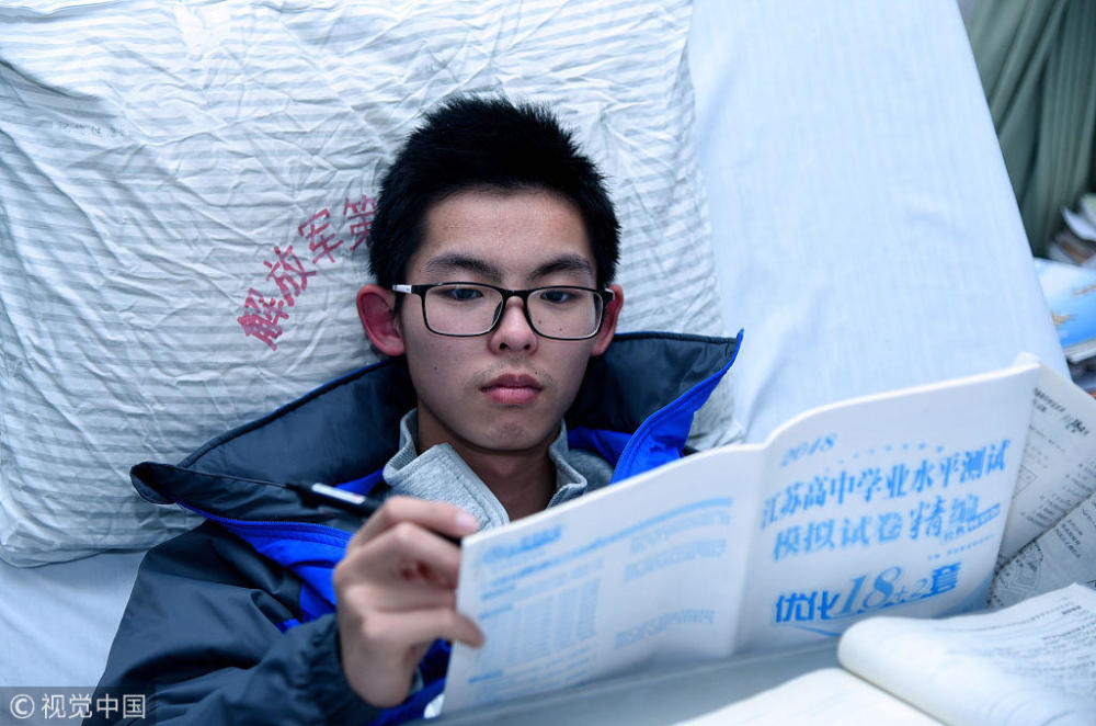 高中考场迎来特殊考生 医院及学校为其开辟绿